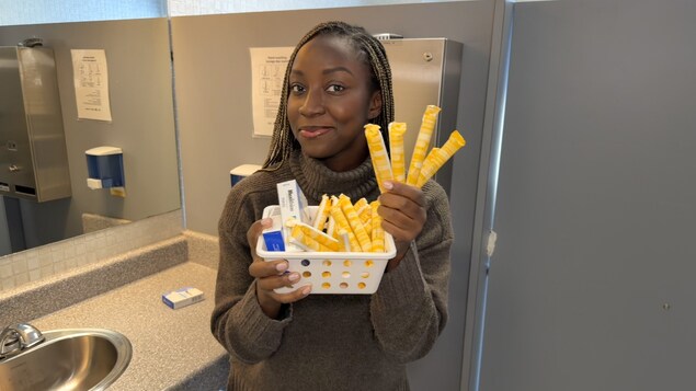 Une femme qui attrape des produits mentruels dans ses mains