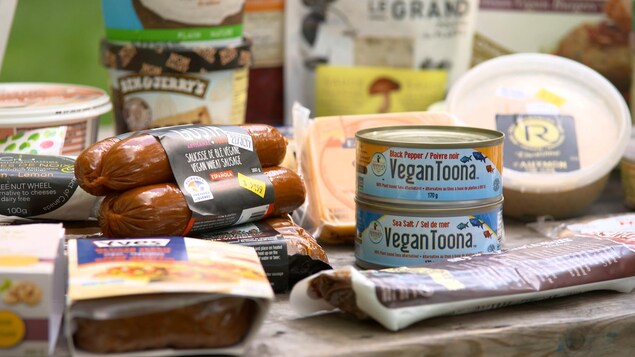 Des produits végétaliens sur une table. Des produits végétaliens sur une table.