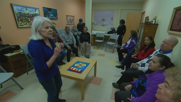 La bénévole Michèle Larouche en plein atelier de francisation avec un jeu de mime. La bénévole Michèle Larouche en plein atelier de francisation avec un jeu de mime.