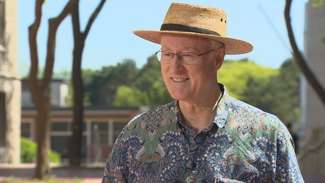 Le professeur en entrevue à l'extérieur Le professeur en entrevue à l'extérieur