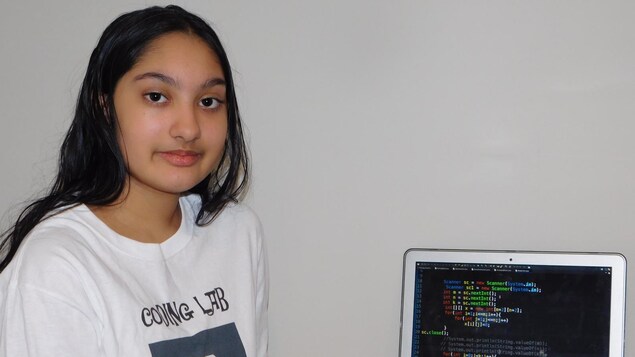 Según la joven Arya Peruma, en la foto, aprender a hacer programación informática es esencial para cualquier persona que se dirija a una carrera de ciencia, tecnología, ingeniería o matemáticas. Todos deben tener acceso, a partir de los 7 años. Por eso creó sus seminarios gratuitos en internet.