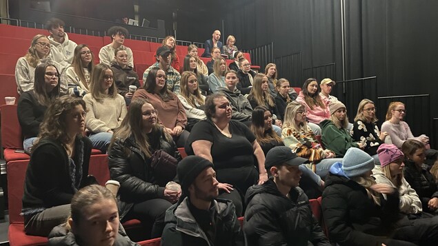 Des étudiants assis dans des gradins.