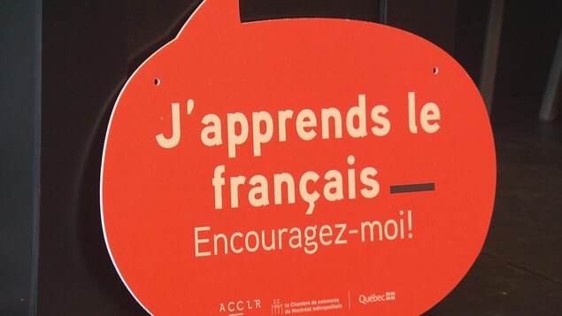 L'affiche du programme, sur lequel il est écrit «J'apprend le français. Encouragez-moi!»