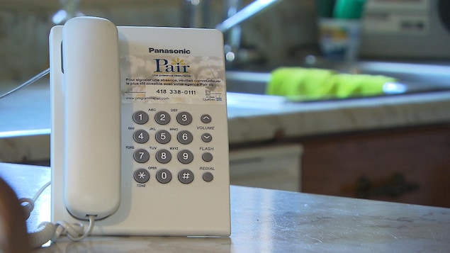Un téléphone du programme PAIR posé sur le comptoir d'une cuisine.