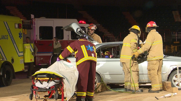 Des pompiers et des paramédics lors de la simulation