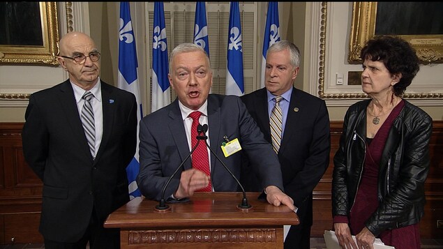 De gauche à droite, Donald Tremblay, président de l'AQRP, Paul Brunet, président du Conseil de protection des malades, François Paradis, député de la Coalition avenir Québec, et Judith Gagnon, présidente de l'AQDR.