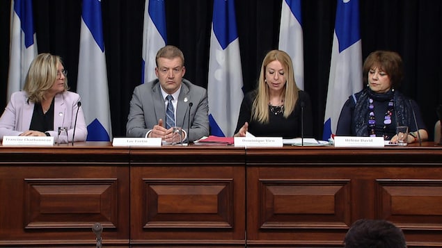 La ministre responsable du Travail Dominique Vin présente son projet de loi accompagnée de Luc Fortin, Hélène David et Francine Charbonneau. La ministre responsable du Travail Dominique Vin présente son projet de loi accompagnée de Luc Fortin, Hélène David et Francine Charbonneau.