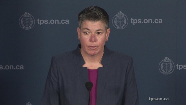 L'enquêteuse Janelle Blackadar lors d'une conférence de presse à Toronto. L'enquêteuse Janelle Blackadar lors d'une conférence de presse à Toronto.