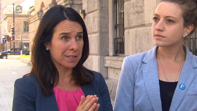 La chef de Projet Montréal et candidate à la mairie, Valérie Plante, lors d'une conférence de presse en compagnie de la candidate de Projet Montréal dans le district de Villeray, Rosannie Filato, devant un édifice à Montréal.