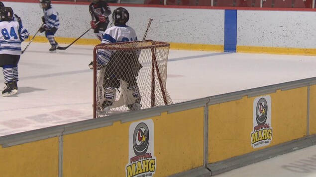 Hockey Québec teste le jeu en espace restreint et l'utilisation de buts plus petits chez les jeunes hockeyeurs de catégorie Novice. Hockey Québec teste le jeu en espace restreint et l'utilisation de buts plus petits chez les jeunes hockeyeurs de catégorie Novice.