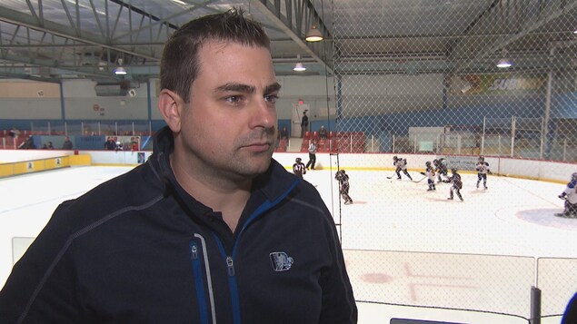 Le coordonnateur des entraîneurs chez Hockey Québec, Jean-François Leblond, en entrevue devant une patinoire. Le coordonnateur des entraîneurs chez Hockey Québec, Jean-François Leblond, en entrevue devant une patinoire.