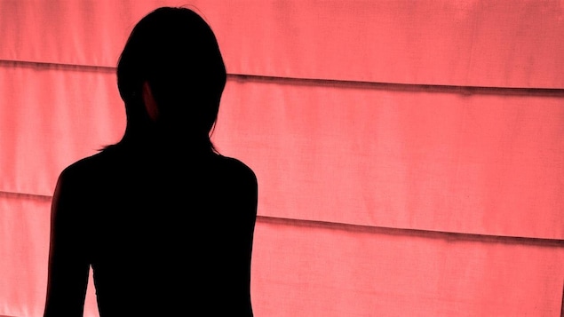Une jeune prostituée, dont on ne voit que l'ombre sur fond rosé.