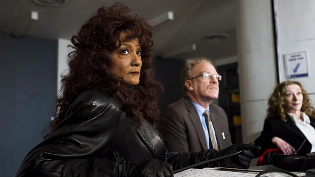 On voit Terri-Jean Bedford, alias Madame Dominatrix en costume de cuir, en compagnie de son avocat Alan Young après leur victoire en Cour d'appel de l'Ontario en 2012 On voit Terri-Jean Bedford, alias Madame Dominatrix en costume de cuir, en compagnie de son avocat Alan Young après leur victoire en Cour d'appel de l'Ontario en 2012