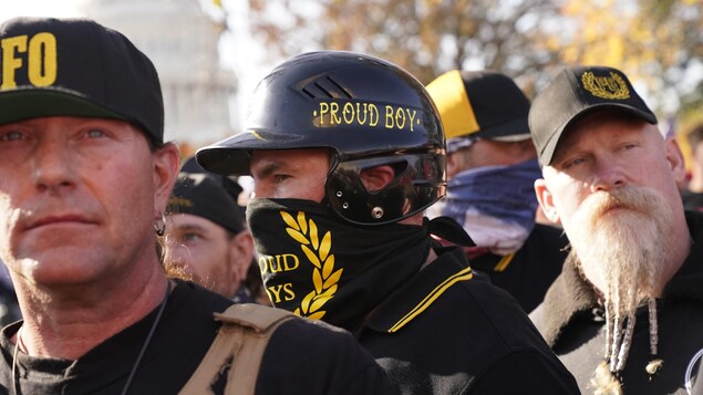 Des hommes membres des Proud Boys.