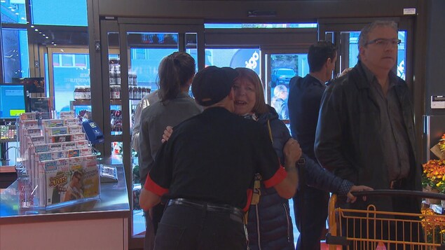 Richard Aubé qui travaille au Provigo depuis 26 ans fait une accolade à une cliente. Richard Aubé qui travaille au Provigo depuis 26 ans fait une accolade à une cliente.