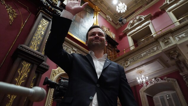 Paul St-Pierre-Plamondon lève la main au salon rouge de l'Assemblée nationale.