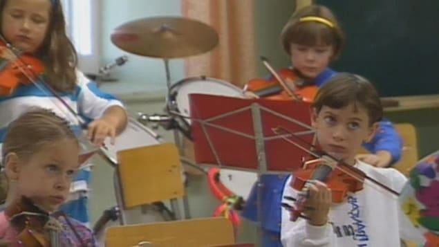 De jeunes enfants jouent du violon dans cette école d'Edmundston.