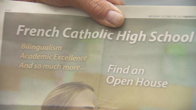 Photo de la publicité qui vante en anglais le bilinguisme et l'excellence académique dans les écoles françaises. Photo de la publicité qui vante en anglais le bilinguisme et l'excellence académique dans les écoles françaises.