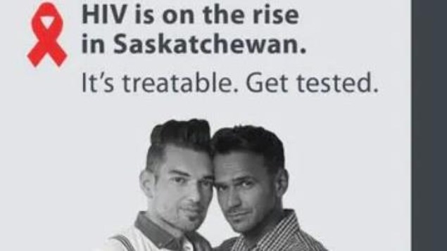 Deux jeunes hommes homosexuels posent en photo.
