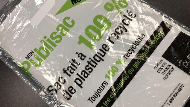 Un Publisac fait de plastique recyclé.