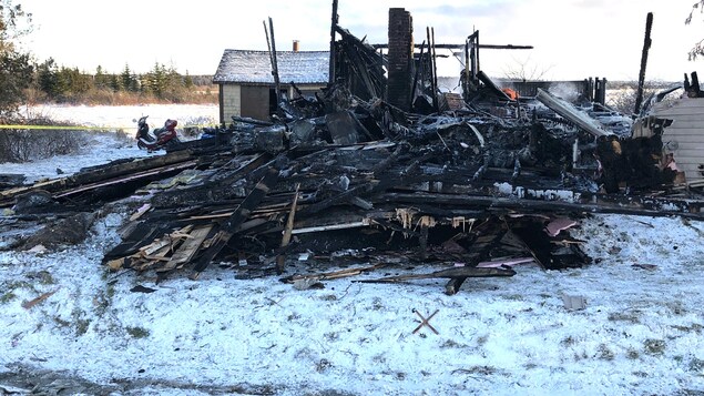 Les restes de la résidence incendiée. Les restes de la résidence incendiée.