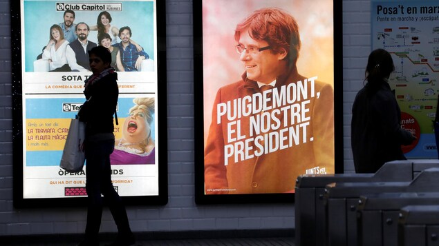 Une affiche publicitaire du président catalan sortant Carles Puigdemont dans une station de métro de Barcelone Une affiche publicitaire du président catalan sortant Carles Puigdemont dans une station de métro de Barcelone