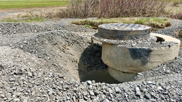 Une structure de béton pour les égouts pluviaux est déplacée par les inondations, sur un sentier pédestre de Fredericton. Une structure de béton pour les égouts pluviaux est déplacée par les inondations, sur un sentier pédestre de Fredericton.