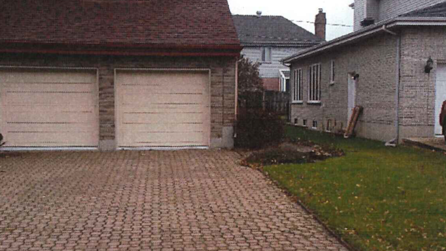 Un puits mystérieux se cache entre ces deux maisons de Brossard, peut-être même sous l'une d'elles. Un puits mystérieux se cache entre ces deux maisons de Brossard, peut-être même sous l'une d'elles.