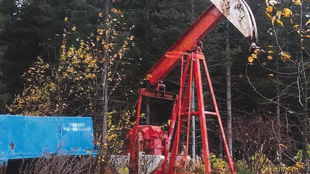 La compagnie Prospection 2000 a laissé sur place de l'équipement qui a été utilisé pour forer le puits C123 à Val-Brillant. La compagnie Prospection 2000 a laissé sur place de l'équipement qui a été utilisé pour forer le puits C123 à Val-Brillant.
