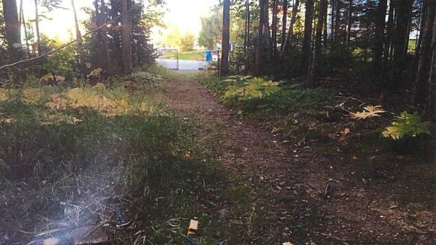 Le puits P.O.T. numéro 2 est situé en bordure d'un petit sentier, tout près d'un secteur résidentiel de Gaspé. On y a détecté du gaz et de la contamination aux hydrocarbures. Le puits P.O.T. numéro 2 est situé en bordure d'un petit sentier, tout près d'un secteur résidentiel de Gaspé. On y a détecté du gaz et de la contamination aux hydrocarbures.