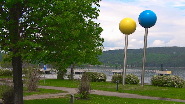 L'oeuvre d'art qui représente des aiguilles ou des punaises dans le parc Mars à La Baie.