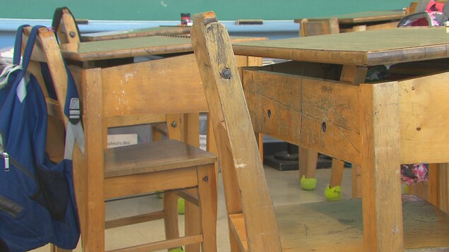 Des pupitres d'une classe de l'école des Deux-Soleils à Magog.