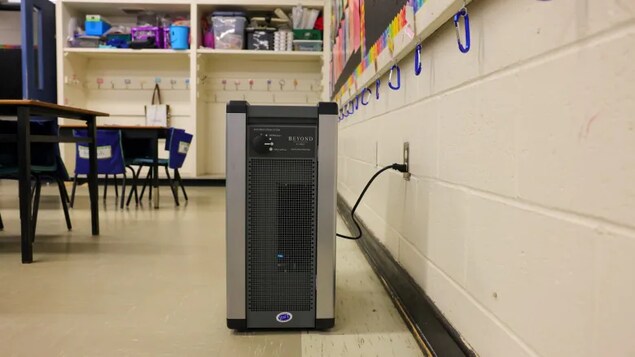 Un système de filtration d'air près d'un mur d'une classe.