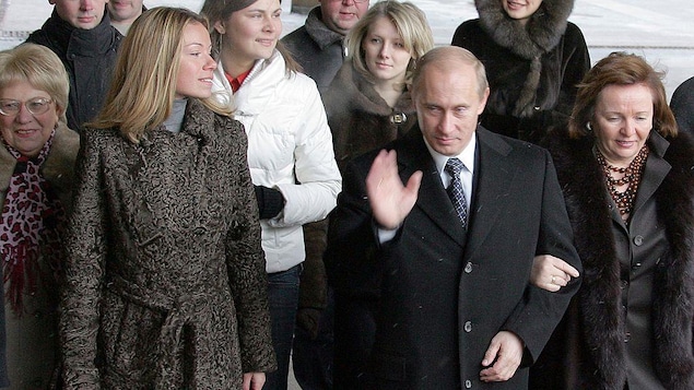 El presidente ruso Vladimir Putin  junto a algunos miembros de su familia.