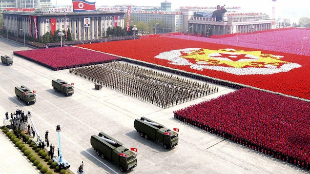 Des chars transportant des missiles défilent lors d'une célébration militaire à Pyongyang.
