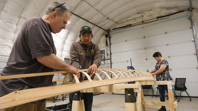 Des ateliers perpétuent la fabrication artisanale du qajaq au Nunavik