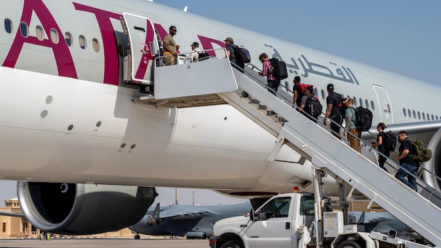 美国大使馆的工作人员乘坐卡塔尔航空公司的飞机从喀布尔撤离.