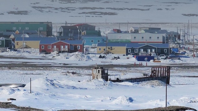 Le mot en inuktitut « qausuittuq » et sa traduction l'endroit qui ne fond jamais, écris sur une de la ville de Resolute bay dans le nord du Nunavut.
