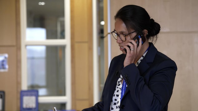 Elle parle au téléphone