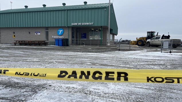 La STQ fait un grand nettoyage du quai de Godbout, endommagé par la dernière tempête