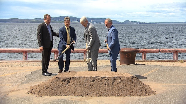 Les quatre élus sur le quai de Pointe-aux-Basques