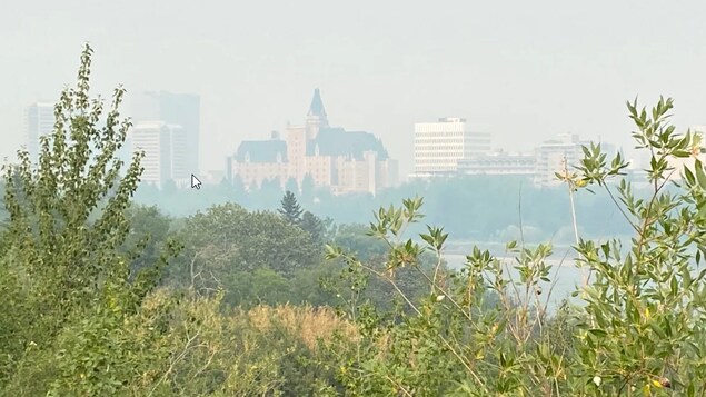 Le centre-ville de Saskatoon sous la fumée.