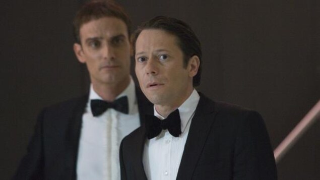 Au premier plan, l'acteur Mathieu Amalric, en tuxedo, dans le film « 007 Quantum ». Au premier plan, l'acteur Mathieu Amalric, en tuxedo, dans le film « 007 Quantum ».