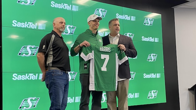 Le quart-arrière Trevor Harris s’engage avec les Roughriders de la Saskatchewan