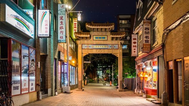 Une rue du quartier chinois de Montréal la nuit.