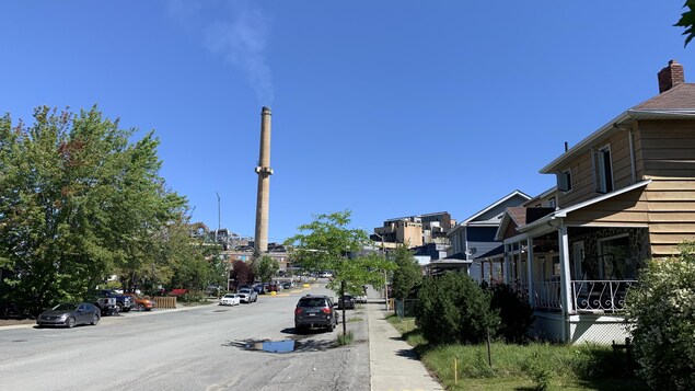 Le quartier Notre-Dame de Rouyn-Noranda et une cheminée de la Fonderie Horne laissant échapper de la fumée.