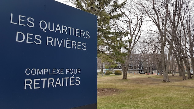 Une pancarte affichant le nom du complexe pour retraités Les Quartiers des rivières