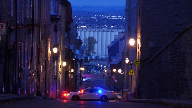 Une autopatrouille bloque l'accès à une ruelle à Québec.