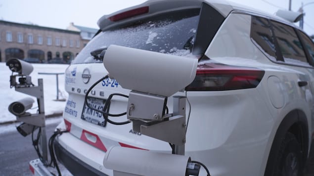 L'arrière d'une voiture de la Ville de Québec équipée de caméras pour lire les plaques d'immatriculation.