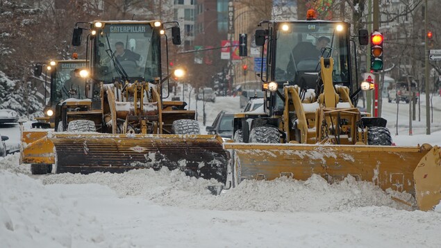 Des déneigeuses à l'oeuvre à Montréal. Des déneigeuses à l'oeuvre à Montréal.